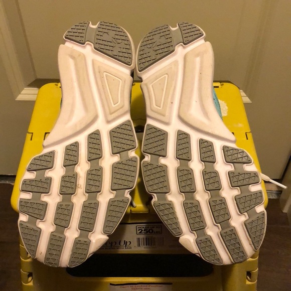 Underarmour tennis shoes. Great condition. - Picture 3 of 3